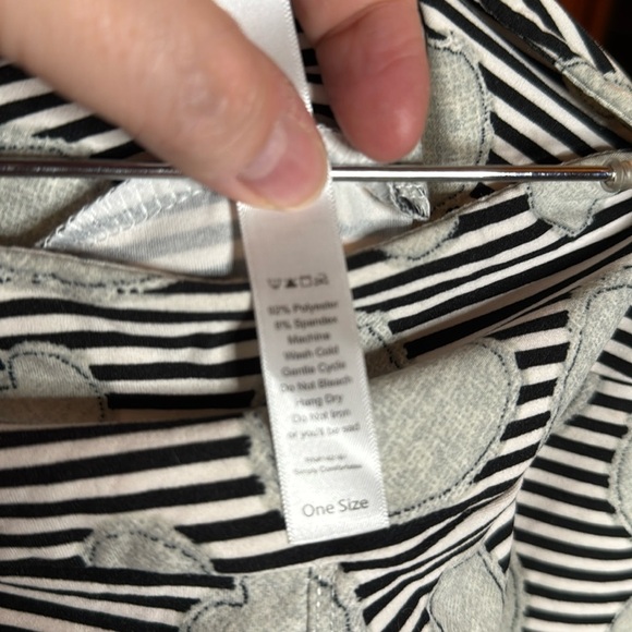 NEW Lularoe OS One Size Black White Stripe w/ Gray Heart Leggings Size 2-10 - Picture 4 of 5